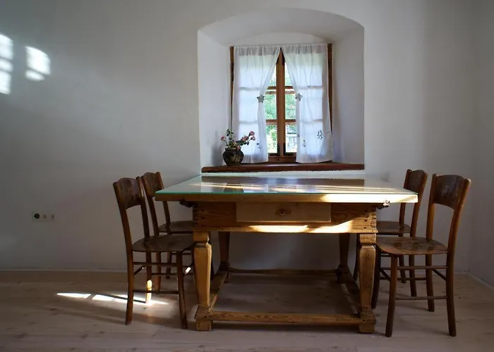 Juvanova Hisa بيت للعطل