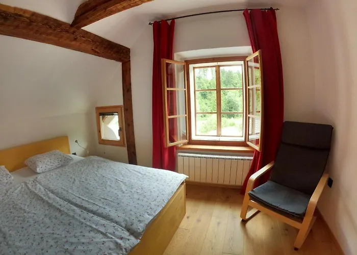 Juvanova Hisa بيت للعطل *